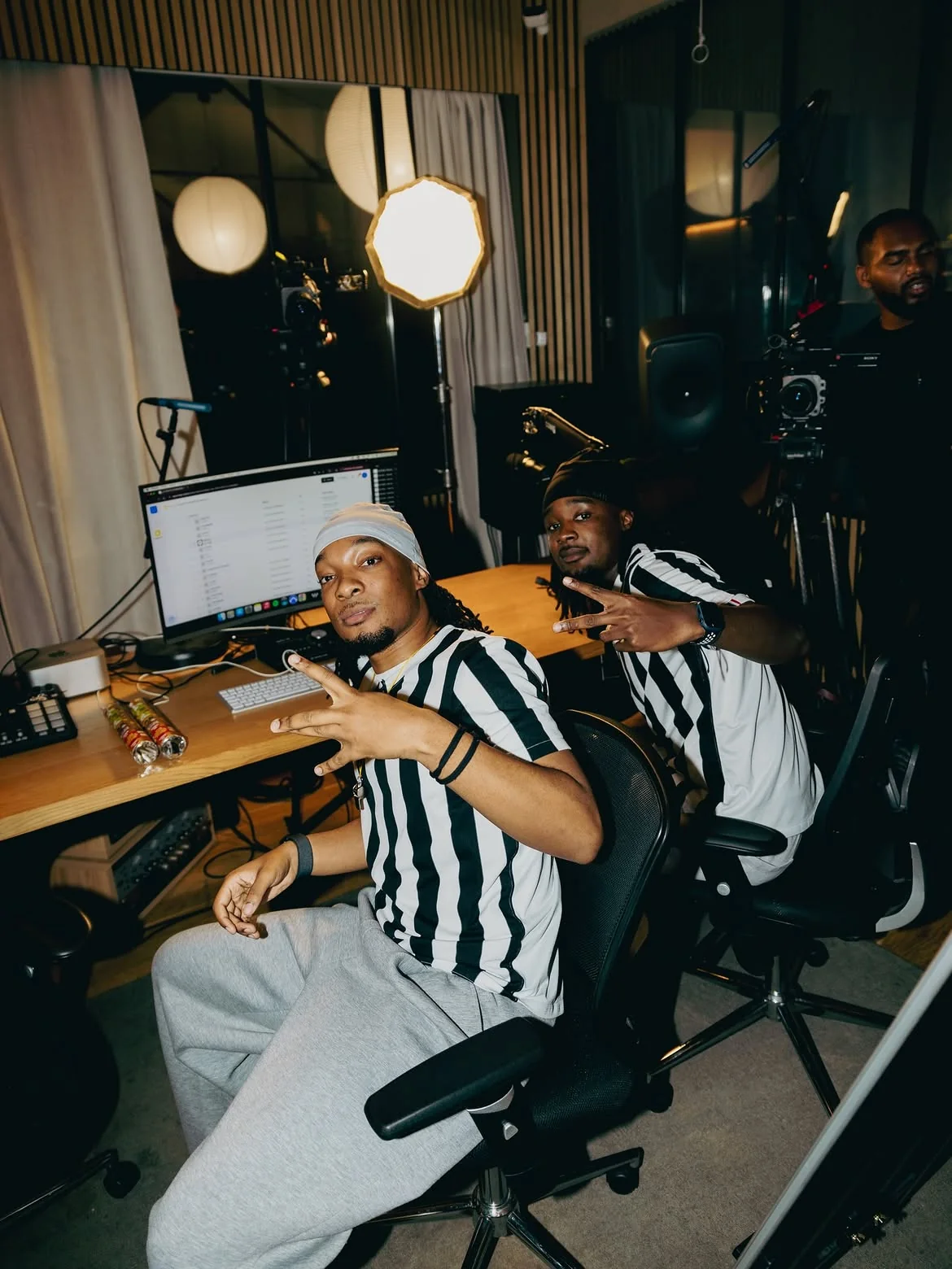 Jey et D2 en studio, devant les écrans et les micros d'un tournage